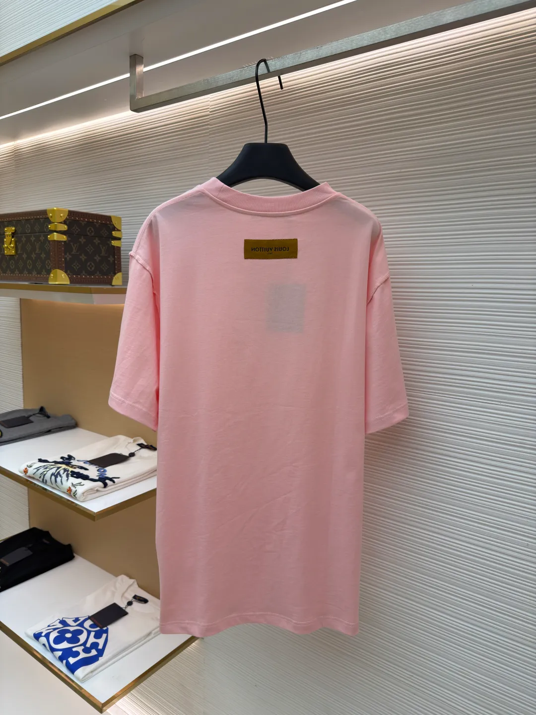 LOUISVUITTON embossed small label T-shirt ●Authentic product: purchased and developed by 6311 ●Item number: 1682337-A00 ●Fabric: pure cotton fabric ●Technology: embossed production ●Version: fitted version ●Weight: about 315 grams ●Size: XS-S-M-L ●Description: Fabric is 40S/2 Double-strand smooth cotton plain weave, dust-free wool processing; matching 40s single-strand combed cotton, 280g cylindrical machine rib. The front panel is stamped and filled. After low-temperature stamping with a steel stamp, the inside is filled with foam cotton. The bottom surface is directly sealed with low-temperature hot melt glue at 80 degrees Celsius. The integrated machine operation makes the relief pattern three-dimensional and full and stylish. High-quality products require natural and beautiful products. The overall wiring is straight and delicate, the fabric is comfortable and soft, and the color is consistent without color difference. It can be matched with the same style to create a fashionable look and control various occasions. Customized accessories, complete with three standards, same style for men and women!